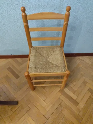 Piccola sedia in legno e vimini