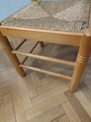 Piccola sedia in legno e vimini