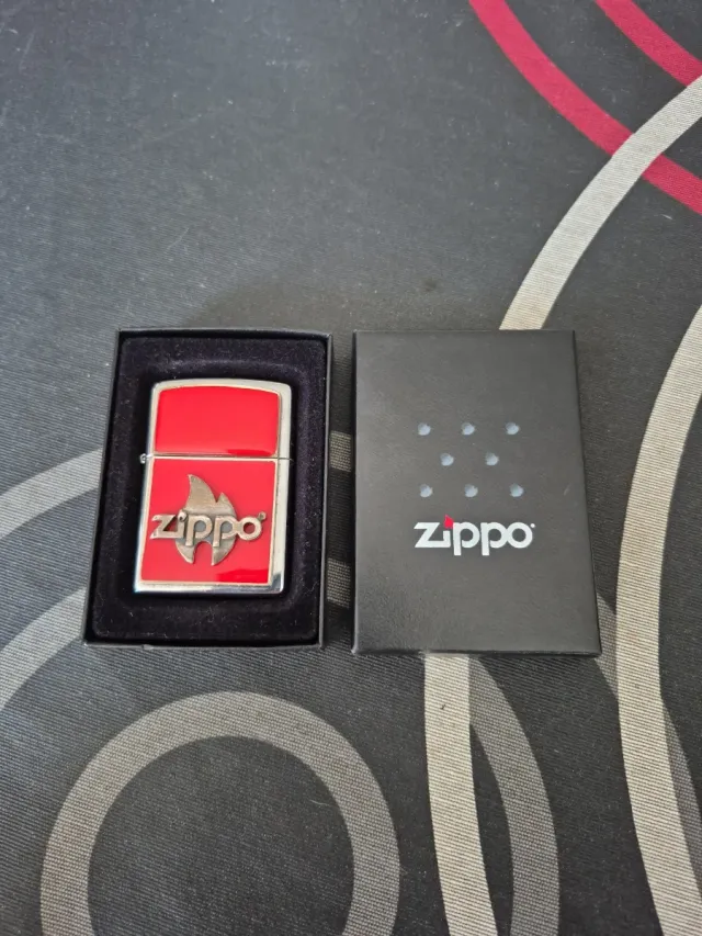 Accendino Zippo Rosso con Logo