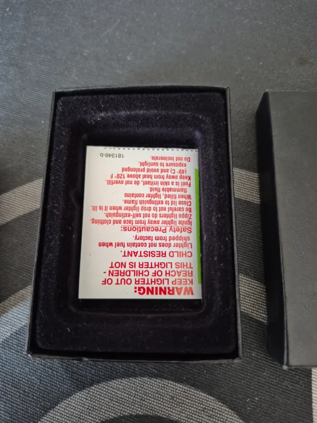 Accendino Zippo Rosso con Logo