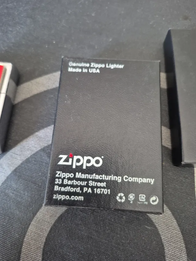Accendino Zippo Rosso con Logo