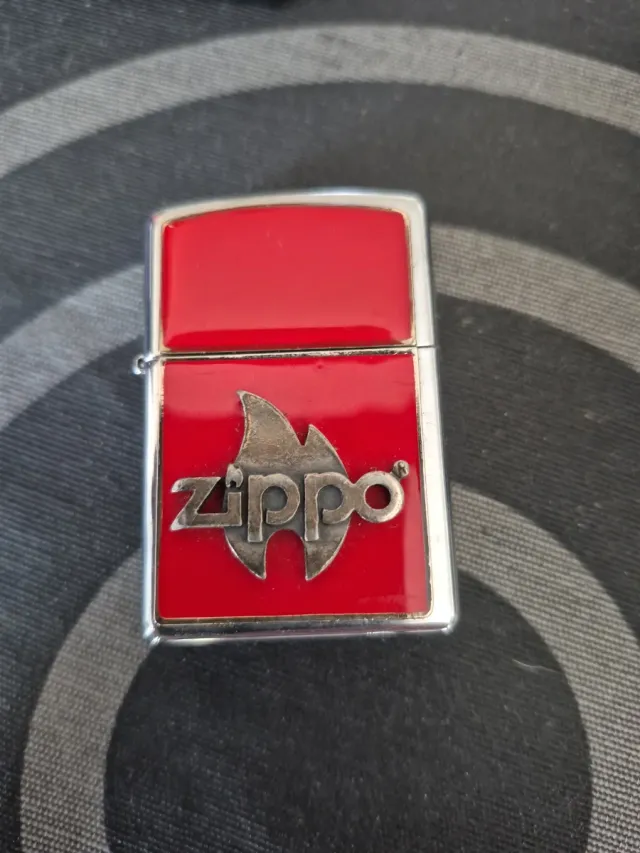 Accendino Zippo Rosso con Logo