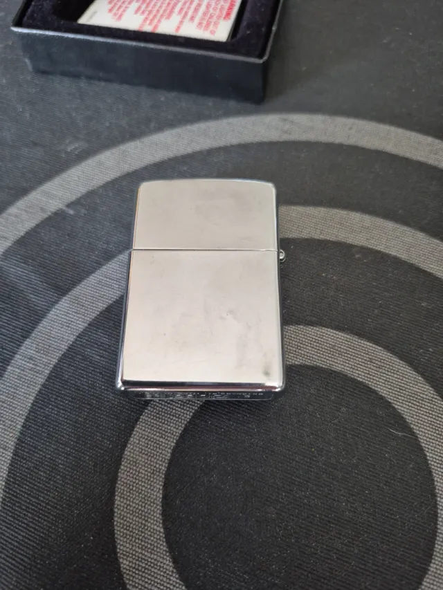 Accendino Zippo Rosso con Logo