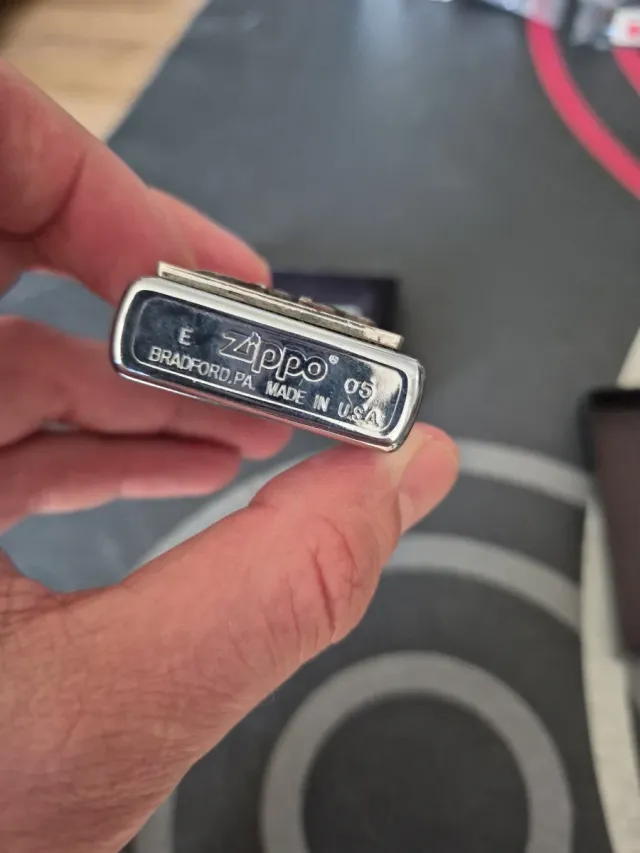 Accendino Zippo Rosso con Logo