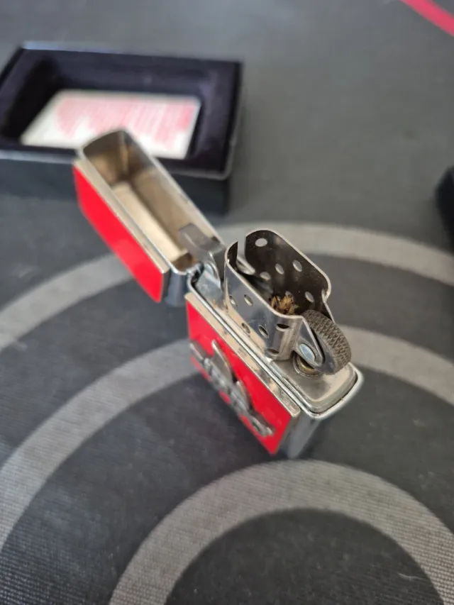 Accendino Zippo Rosso con Logo