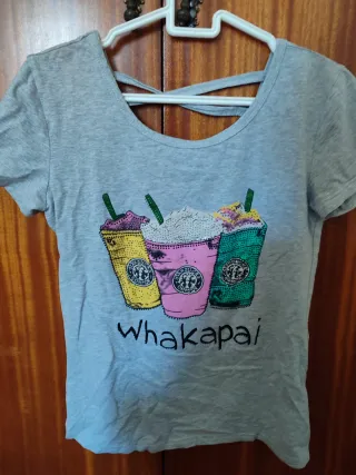 Camiseta gris con estampado de bebidas y pedrería