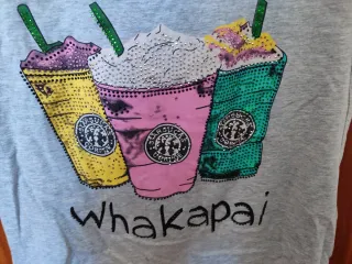 Camiseta gris con estampado de bebidas y pedrería