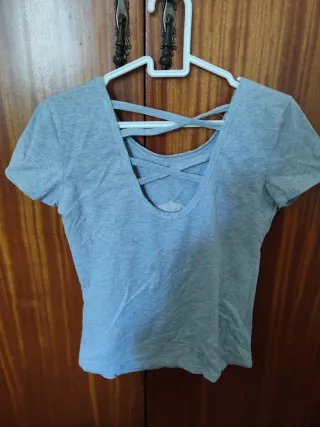 Camiseta gris con estampado de bebidas y pedrería