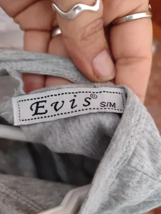 Camiseta gris con estampado de bebidas y pedrería