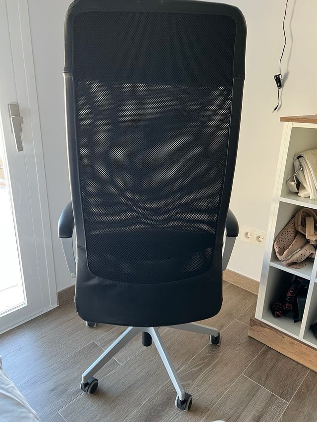 Sillón de oficina ergonómico negro