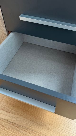 Tavolo da studio con cassettiera