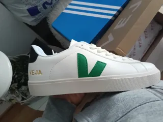 Zapatillas Veja Blancas y Verdes