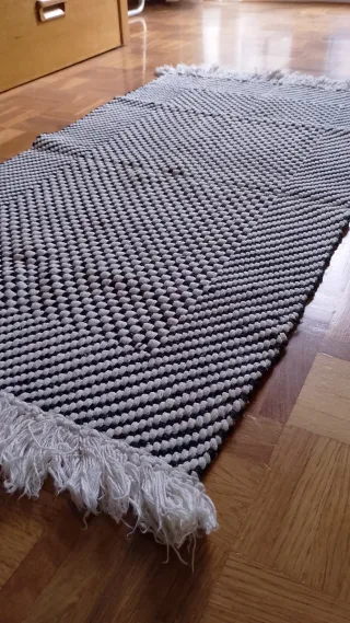 Alfombra tejida blanco y negro