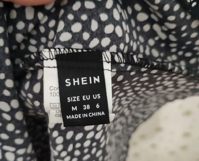 Blusa Shein negra con lunares blancos