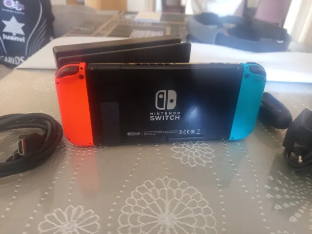 Nintendo Switch + Cargador y Accesorios