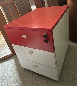 Armadio con cassetti per ufficio rosso e bianco