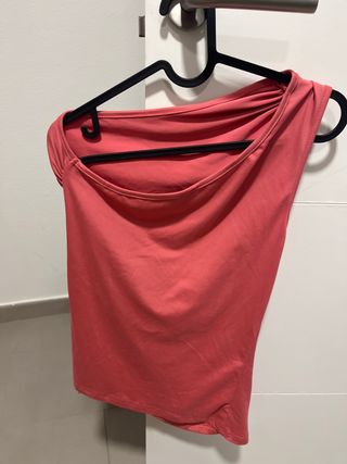 Camiseta rosa de un hombro