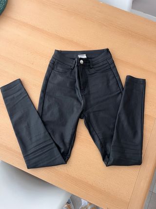 Pantalón efecto piel negro