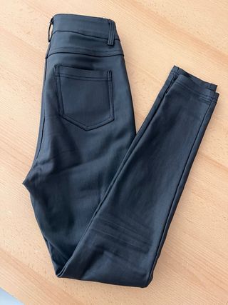 Pantalón efecto piel negro