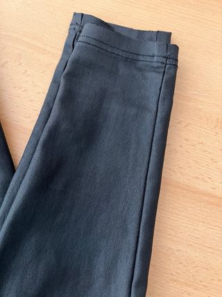 Pantalón efecto piel negro