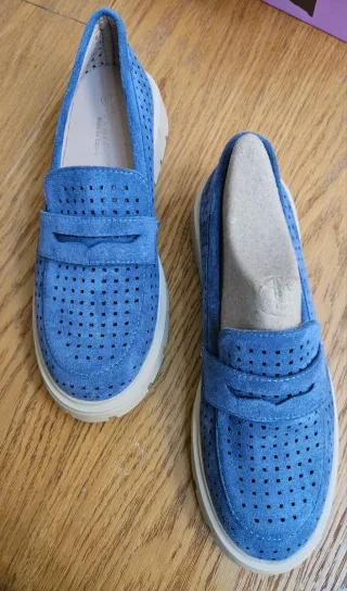 Mocasines azules perforados