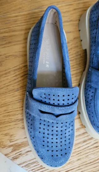 Mocasines azules perforados