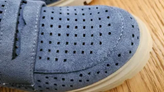 Mocasines azules perforados