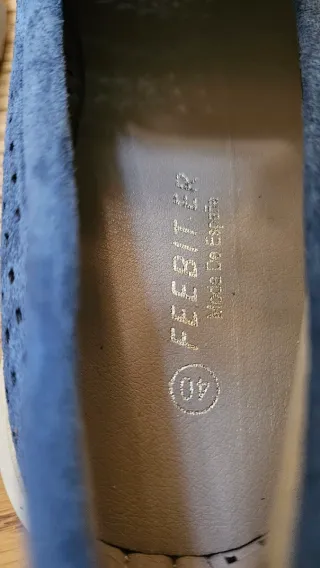 Mocasines azules perforados