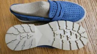 Mocasines azules perforados