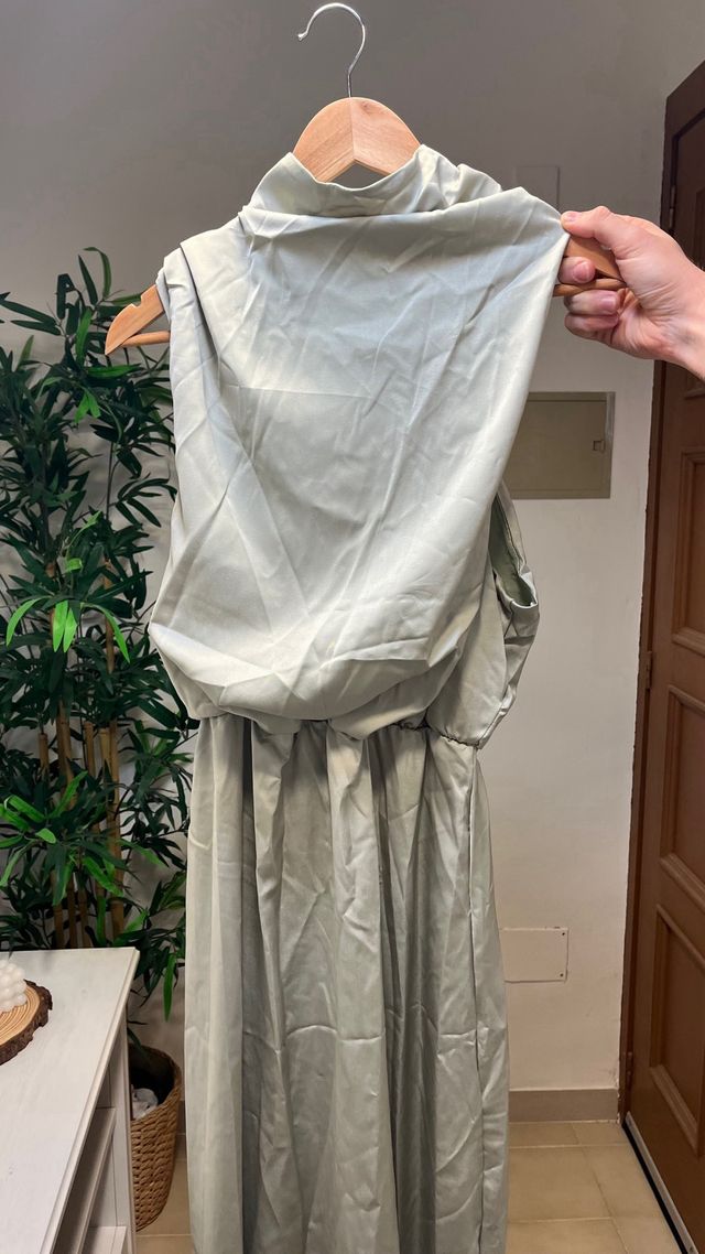 Vestido satén verde salvia Talla M