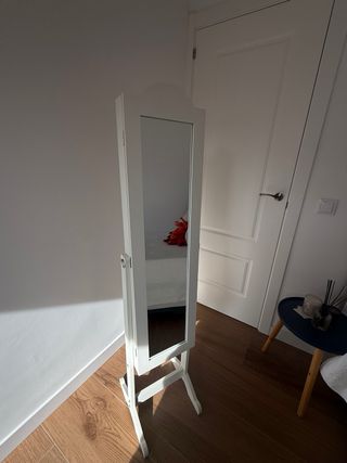 Specchio a figura intera con portagioie