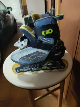 Patines en línea grises y verdes