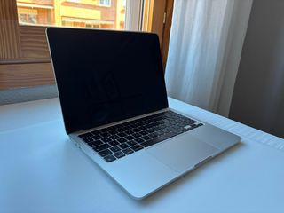 MacBook Air M2 2022 Plata con cargador y caja