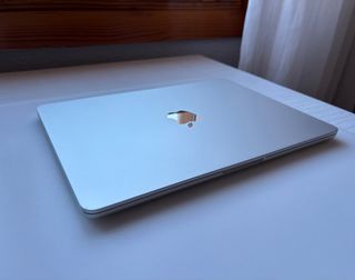 MacBook Air M2 2022 Plata con cargador y caja