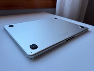 MacBook Air M2 2022 Plata con cargador y caja