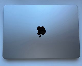 MacBook Air M2 2022 Plata con cargador y caja