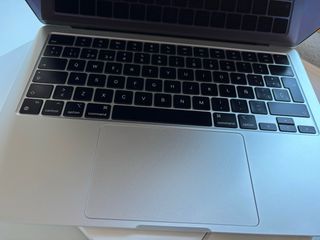 MacBook Air M2 2022 Plata con cargador y caja
