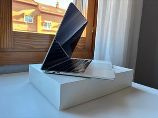 MacBook Air M2 2022 Plata con cargador y caja