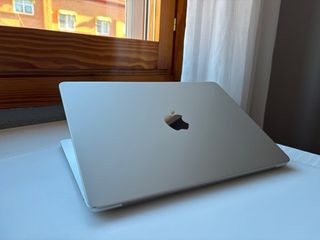 MacBook Air M2 2022 Plata con cargador y caja