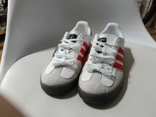 Zapatillas Adidas Blancas y Rojas