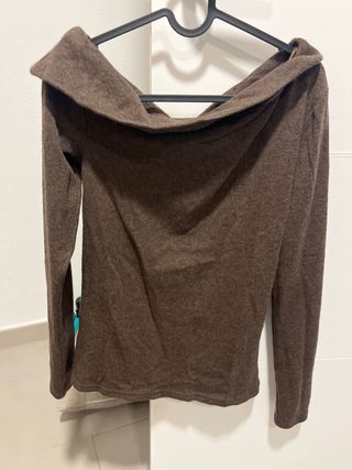 Camiseta cuello barco Stradivarius marrón