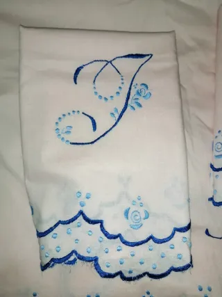 Juego de sábanas bordadas antiguas