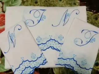 Juego de sábanas bordadas antiguas