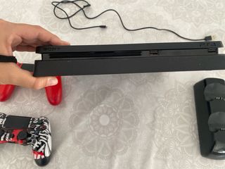 Consola PS4 + 2 Mandos + Base Carga