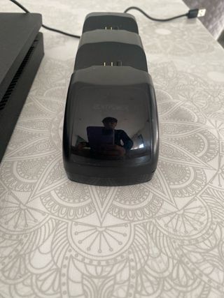 Consola PS4 + 2 Mandos + Base Carga