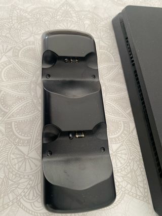 Consola PS4 + 2 Mandos + Base Carga