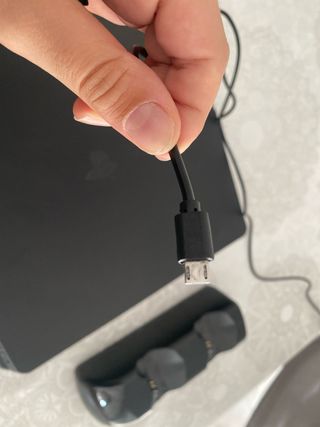 Consola PS4 + 2 Mandos + Base Carga