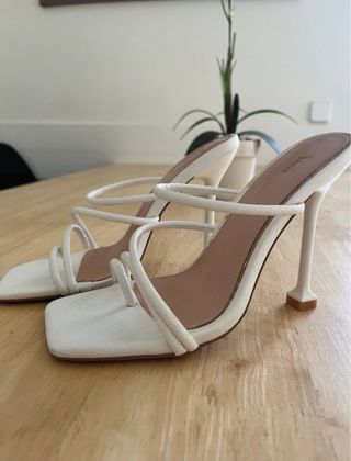 Sandalias tacón blancas tiras finas