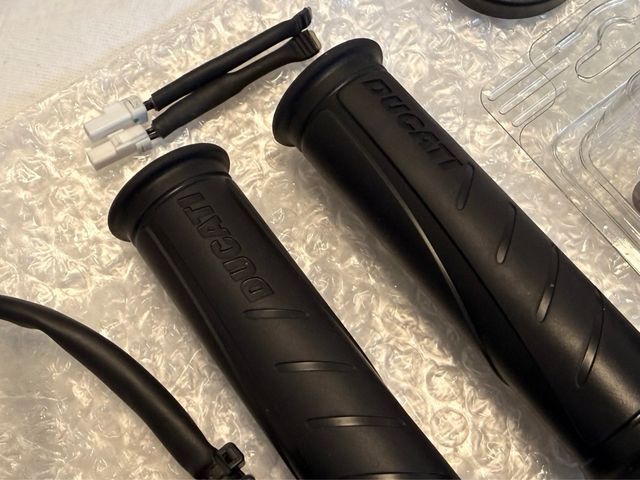 Puños Ducati Monster 937 Originales