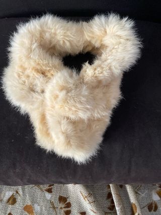 Cuello de piel beige